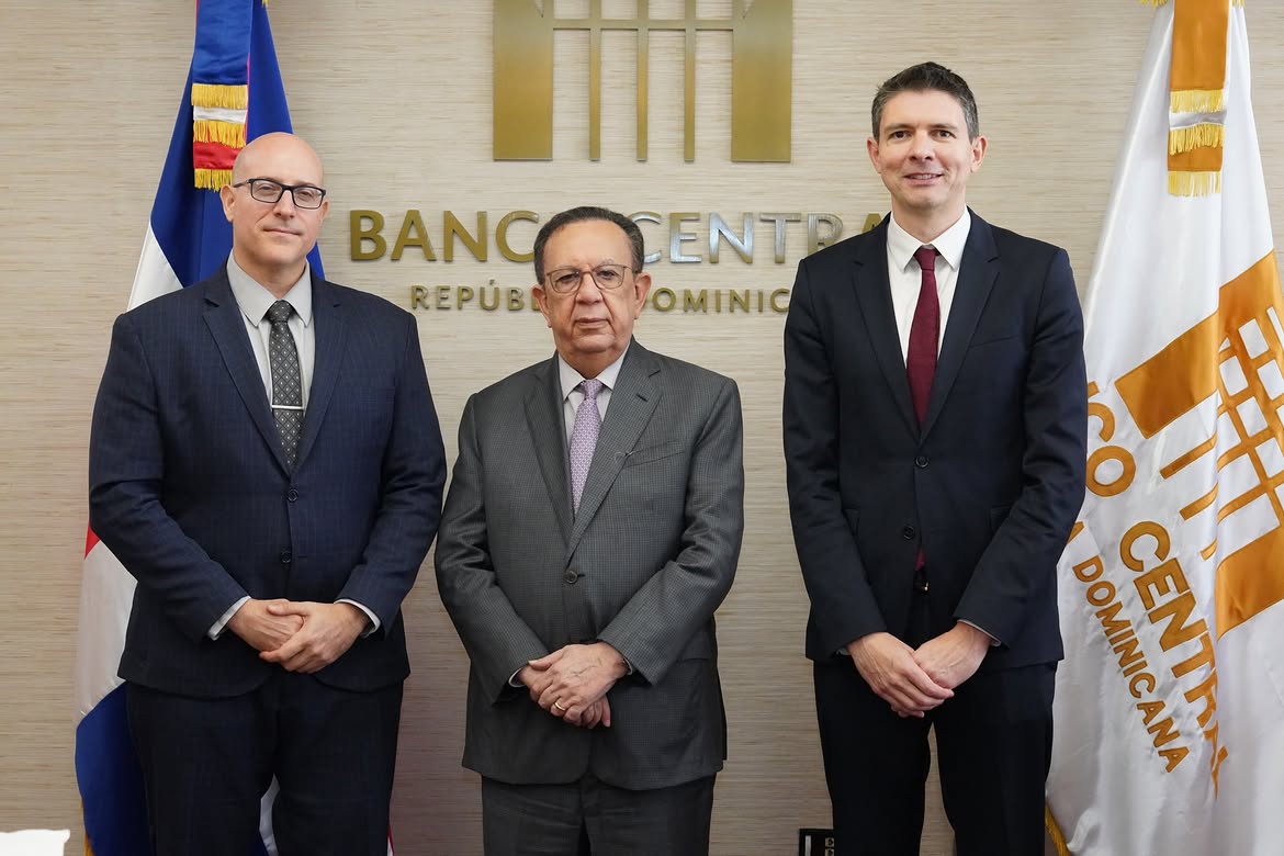 El gobernador del Banco Central de la República Dominicana (BCRD), Héctor Valdez Albizu, recibió (1)